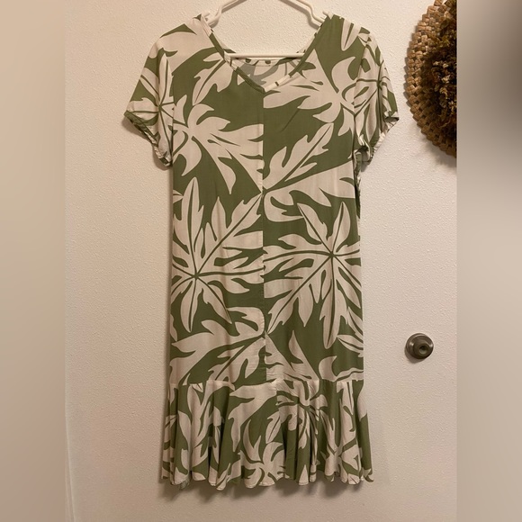 Dresses & Skirts - Green Muʻumuʻu